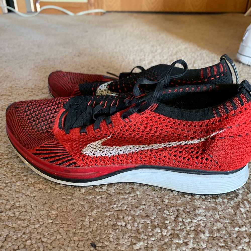 NIKE flyknit racers red and black sz 6.5